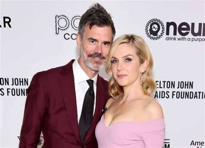 Graham Larson & Rhea Seehorn from Todas las parejas en la alfombra roja